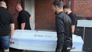 Sicriul lui Nicu Covaci, depus la Filarmonica din Timișoara. 