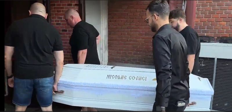 Sicriul lui Nicu Covaci, depus la Filarmonica din Timișoara. 