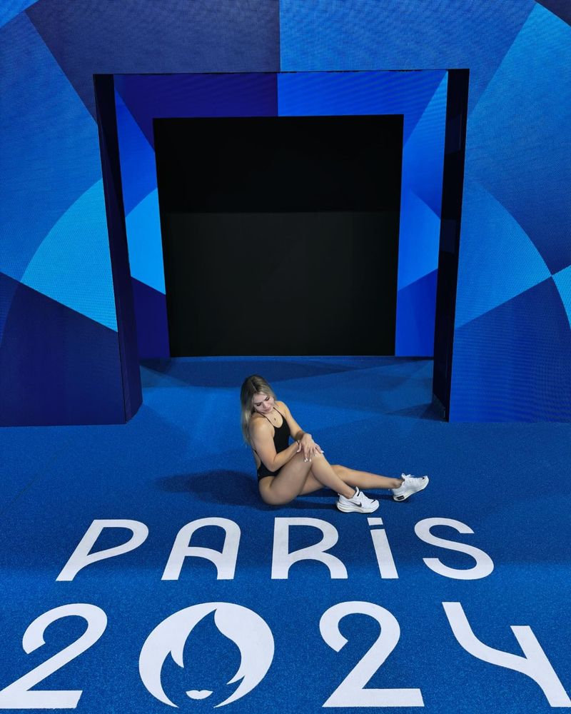 rugată să părăsească Satul Olimpic din cauza unui "comportament indecent"