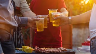 VIDEO Au încins grătarul la etajul al optulea! Momentul filmat în Rahova a ajuns pe internet