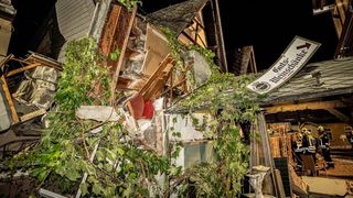 VIDEO Hotel prăbușit în vestul Germaniei. Mai mulți oameni sunt prinși sub dărâmături, două persoane au murit