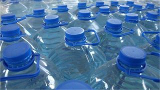 Adevărul despre apa plată, minerală și de izvor îmbuteliată în România. Ce nu îți spun comercianții, dar au descoperit inspectorii ANPC