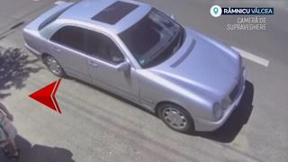 VIDEO Supraviețuire miraculoasă &icirc;n R&acirc;mnicu V&acirc;lcea! O femeie a scăpat ca prin minune după ce a fost la un pas să fie spulberată de o mașină