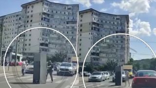 VIDEO A &bdquo;pilotat&rdquo; frigiderul printre mașini! &bdquo;Șoferul&rdquo; este acum căutat de poliție