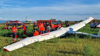 VIDEO Un planor a căzut pe un c&acirc;mp de l&acirc;ngă Deva. Pilotul de 21 de ani a fost rănit și dus de urgență la spital