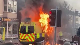 VIDEO Marea Britanie fierbe! Oamenii legii se tem de un adevărat război stradal 