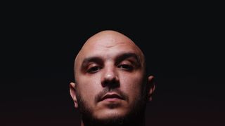 VIDEO Surse: Rapperul Guess Who depistat cu un plic cu substanță albă, în toaletă, la Untold