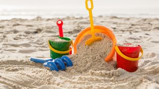 VIDEO Jucării pentru copii, esențiale la mare! Cât costă un kit cu care cel mic se poate distra toată ziua pe plajă?