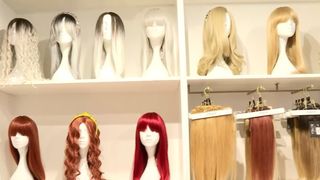 VIDEO Accesorii versatile pentru un aspect nonconformist! Perucile sunt la mare căutare, în special pentru festivaluri