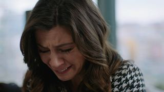 Astăzi, &icirc;n noul episod din serialul &rdquo;Tablou de familie&rdquo;: Azra &icirc;mpărtășește suferința lui Efe