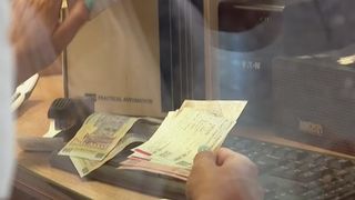 VIDEO Biletele de tren devin o raritate. Pe rutele aglomerate călătorii trebuie să &icirc;și rezerve locurile și cu o săptăm&acirc;nă &icirc;n avans