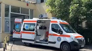 O fetiță de 1 ani și 8 luni se luptă să trăiască, după ce a căzut de la etaj. Micuța, descoperită în stare critică în fața unui bloc turn din Deva