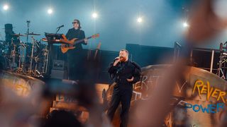 VIDEO Sam Smith a făcut furori la Untold! Cântărețul britanic a avut primul concert în România