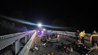 VIDEO Carnagiu pe o șosea din Hunedoara. Cinci bărbați au murit pe loc după o depășire periculoasă. Șoferul a pierdut controlul mașinii, care s-a transformat într-un morman de fiare