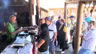 VIDEO Ospăț cu bucate tradiționale pe Transalpina! Oamenii s-au înghesuit pentru a petrece weekendul pe drumul din munți