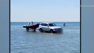 VIDEO A intrat cu mașina direct &icirc;n mare! Șoferul este acum căutat de oamenii legii