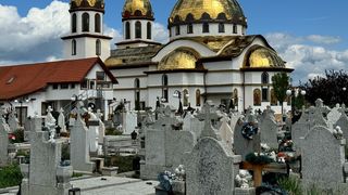 Doi bărbați din Vâlcea au furat bani și bijuterii din cimitir. Indivizii au luat tot ce au găsit de valoare în cavou