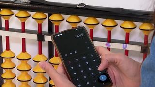 VIDEO Matematica &icirc;n era calculatoarelor! Psihologii spun că nu trebuie să vă bazați doar pe instrumentele de calcul