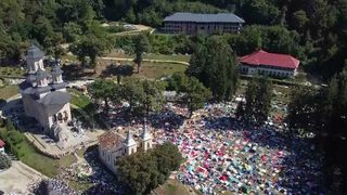 VIDEO „Mă simt protejată”. Mii de oameni au venit la Mănăstirea Nicula