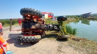 Un tânăr din Brașov, mort după ce a căzut cu tractorul în lac. Bărbatul s-a înecat și nu a mai putut fi salvat