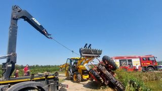 tractor, barbat inecat, muncitor mort 