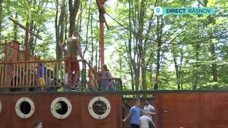 VIDEO Distracție în parcul cu dinozauri! Sunt activități pentru toate vârstele la Râșnov