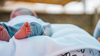 Un bebeluș de doar 5 luni a murit sufocat de salteaua patului! Chiar mama copilului a făcut descoperirea macabră