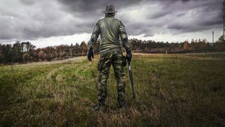 barbat impuscat, arma, sua 