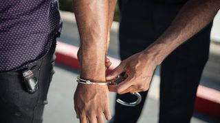 barbat impuscat, arma, sua 