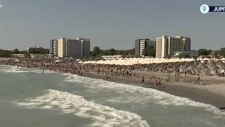 VIDEO &bdquo;Au fost fluierați c&acirc;nd au intrat &icirc;n apă&rdquo; Filmul tragediei din Jupiter, c&acirc;nd un bărbat a dispărut &icirc;n mare după ce și-a salvat fiica de 6 ani din valuri! Salvamarii trag un semnal de alarmă