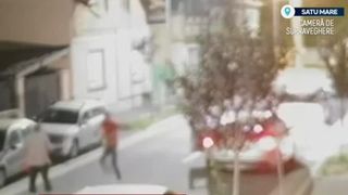 VIDEO Bătr&acirc;n bătut pentru că ar fi prăfuit bancheta mașinii! Imaginile au fost surprinse de camerele de luat vederi