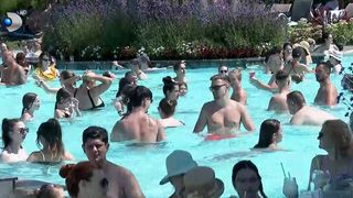 VIDEO Relaxare la piscina de l&acirc;ngă oraș! Bucureștenii s-au simțit ca pe litoral