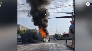 Accident urmat de un incendiu violent, aproape de centrul orașului Iași! Momentul impactului a fost surprins de camerele de luat vederi