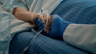 Abandonată de familie, la 90 de ani. "Mâncare îi duceau vecinele cu rândul". O bătrână din Bistrița a ajuns la spital în stare gravă, bolnavă și cu viermi pe corp