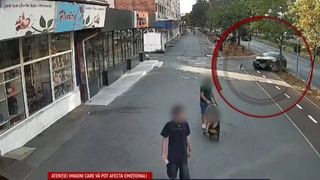 VIDEO Un șofer beat, la un pas să provoace o tragedie, &icirc;n Reșița. Era să lovească un bebeluș &icirc;n cărucior pe trotuar și a fugit de la locul accidentului