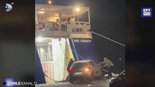 VIDEO Mașini prinse în trapa feribotului. Căpitanul a cerut ridicarea rampei înainte să se termine îmbarcarea