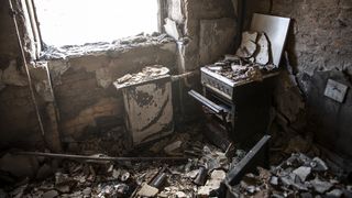 Un bărbat de 49 de ani din Dâmbovița, strivit de tavanul casei sale. Locuința s-a prăbușit din senin, iar omul a fost prins printre dărâmături