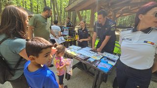 Copiii, față &icirc;n față cu oamenii legii: Au primit lecții de autoapărare de la luptătorii SAS și s-au &icirc;mprietenit cu c&acirc;inii de poliție