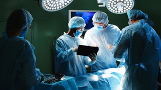 O doctoriță, dată afară după ce și-a lăsat fiica de 13 ani să opereze un pacient