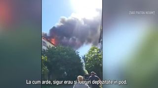 VIDEO Incendiu violent la Piatra Neamț. Trei locatari au făcut atacuri de panică atunci c&acirc;nd au văzut proporțiile dezastrului