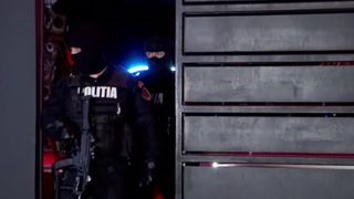 VIDEO Frații Tate au fost săltați de mascați! Sunt acuzați de trafic de minori și spălare de bani