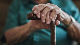 Valoarea cardurilor de alimente ar putea să scadă de anul viitor. O categorie de pensionari nu va mai beneficia de acești bani