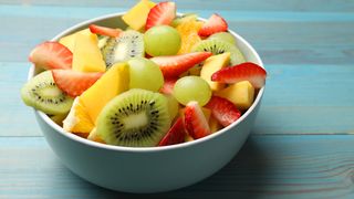 VIDEO Cum faci salată de fructe. O rețetă delicioasă și fresh