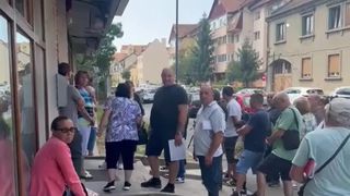 VIDEO Zeci de persoane din Sibiu stau la coadă cu orele din cauza facturilor enorme. Oamenii sunt disperați: &bdquo;&Icirc;și bat&nbsp;joc de noi!&rdquo;