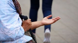 VIDEO Orașul din România în care localnicii primesc amenzi usturătoare dacă dau bani cerșetorilor