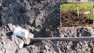 VIDEO Un moldovean a sunat la poliție și a anunțat că și-a pierdut averea strânsă într-o viață. Când au ajuns la el acasă, oamenii legii s-au crucit