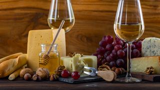 VIDEO Producție mai mică, dar calitate excelentă. Vinul și mierea, mult mai bune după canicula care a topit Rom&acirc;nia