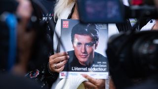 Iubita lui Alain Delon nu a fost lăsată să participe la &icirc;nmorm&acirc;ntare: Este inuman. Ne-am iubit timp de peste 30 de ani!