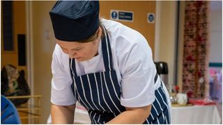 A renunțat la meseria de asistentă medicală pentru a găti și a devenit celebră &icirc;n Marea Britanie. Cu ce preparate rom&acirc;nești i-a cucerit Oana pe englezi: "Am făcut 1.600 de lire &icirc;n două zile&rdquo;