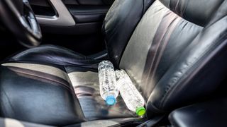 Băuturi răcoritoare ținute în soare